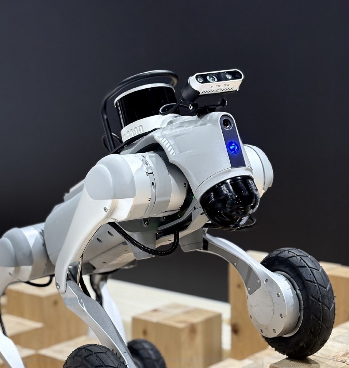 車輪脚型ロボット Go2W のクローズアップ